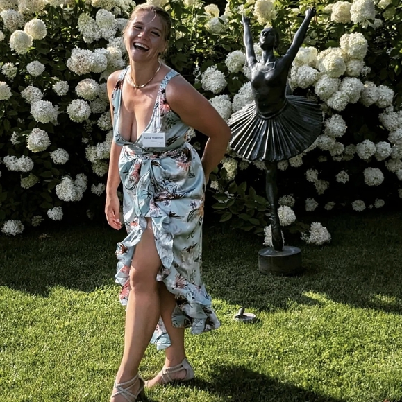 A FUN DIFFERENT DRESS 💙 - Picture 6 of 6